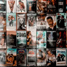 Kolekcja kaset VHS z filmami takimi jak "Powrót Jedi", "Dzień Świstaka" i "Park Jurajski". Chcesz wiedzieć, jak pobrać film z CDA?