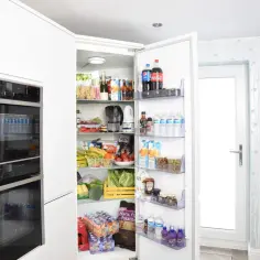 Lodówka pełna jedzenia, od napojów po warzywa. Uważaj na listeria, przechowuj żywność bezpiecznie.