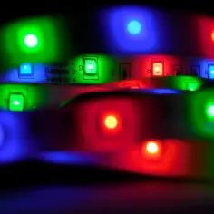 Kolorowa taśma LED miga po włączeniu, tworząc efektowną iluminację.