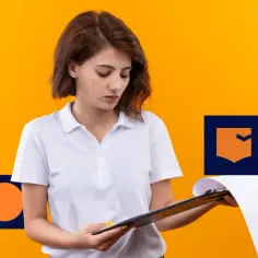 Młoda kobieta z tablicą w ręku sprawdza terminy rekrutacji na studia. Graficzne elementy sugerują proces aplikacyjny.