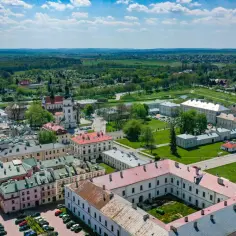 Zamość stare miasto z lotu ptaka. Kolorowe kamienice, ratusz i zieleń otaczają zabytkowe budowle.