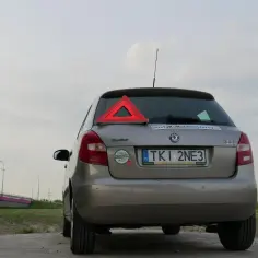 Jakie światła powinien mieć włączone samochód holowany, aby uniknąć problemów?