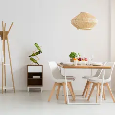 Pomysły na ścianę przy stole w salonie – funkcjonalność i styl