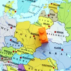 Pomarańczowy klocek Lego na mapie Europy, obok Polski, wskazuje na Estonię, która graniczy z Rosją.