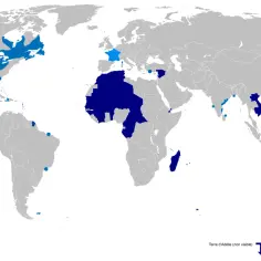Mapa świata z zaznaczonymi francuskimi koloniami i faktoriami w różnych odcieniach niebieskiego.