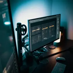 Na biurku stoją dwa monitory, jeden z nich wyświetla projekt graficzny. Czy każdy monitor można powiesić na ścianie? Zależy od jego konstrukcji.