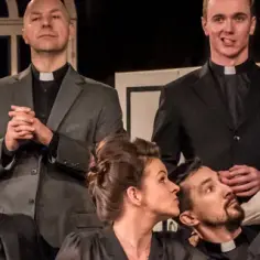 Aktorzy w Teatrze Capitol przygotowują się do sceny. Służka z dzbankiem, księża w sutannach i elegancko ubrani ludzie tworzą intrygującą kompozycję.