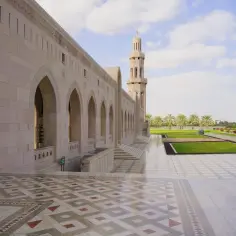 Piękny meczet w Omanie, z minaretem i zadbanym ogrodem. Czy Oman jest bezpieczny? Tak, to spokojny kraj.