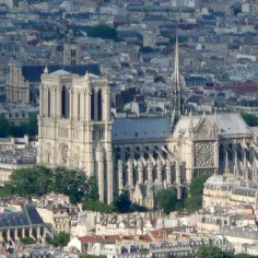 Notre Dame, symbol religii we Francji, góruje nad paryskim krajobrazem.