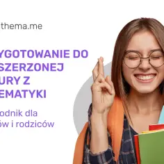 Uśmiechnięta dziewczyna z zeszytami i skrzyżowanymi palcami, przygotowująca się do matury. "Matura co to?" - przewodnik po rozszerzonej matematyce.