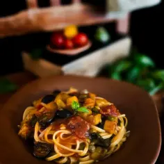 Spaghetti siciliana: tradycyjny przepis na pyszną pastę z bakłażanem