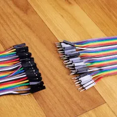 Kolorowe przewody z wtyczkami, gotowe do połączenia. Dowiedz się, jak podłączyć kabel 3 żyłowy do wtyczki, by stworzyć własne projekty elektroniczne.