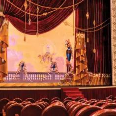 Scena Teatru Wielkiego w Warszawie, gdzie odbywają się najlepsze spektakle. Złote zdobienia, aksamitne kotary i malowany pejzaż tworzą magiczną atmosferę.