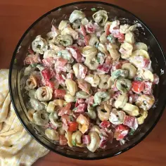 Sałatka z tortellini z pomidorami i papryką w kremowym sosie.
