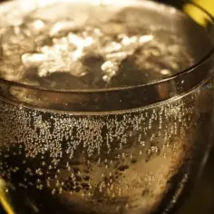 Szklanka z prosecco, gdzie bąbelki szybko znikają. Zastanawiasz się, dlaczego wino musujące prosecco traci bąbelki zaraz po nalaniu?