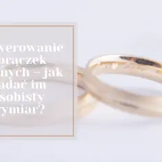 Dwie złote obrączki ślubne z wygrawerowanymi datami i napisami.
