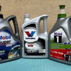 Trzy bańki oleju silnikowego: Mobil Super 1000 15W-40, Valvoline VR1 10W-60 i Mobil 1 5W-30. Jaki olej do silnika benzynowego? Wybór zależy od potrzeb.