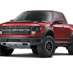 Czerwony Ford F-150 Raptor z czarną maską i felgami, gotowy na terenowe wyzwania.