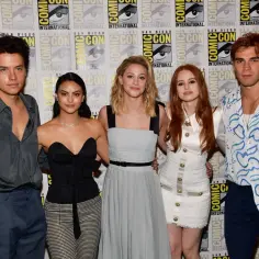 Riverdale obsada na Comic-Con: Cole Sprouse, Camila Mendes, Lili Reinhart, Madelaine Petsch i KJ Apa pozują do zdjęcia.