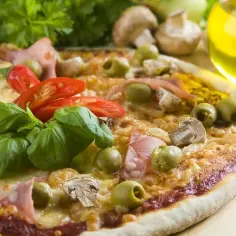 Z czym jest pizza capriciosa? Odkryj jej składniki i smaki