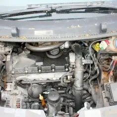 Silnik 1.9 TDI 105 KM, widok komory silnika z widocznymi elementami, akumulatorem i przewodami.