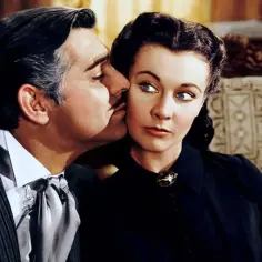 Rhett Butler szepcze coś Scarlett O'Hara. Ikoniczna scena z obsadą "Przeminęło z wiatrem".