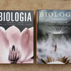 Dwie okładki książki do biologii. Jedna z nich przedstawia zbliżenie na kwiat magnolii, druga zaś na dmuchawiec.