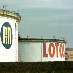 Ogromne zbiorniki rafinerii Lotos w Gdańsku. Na jednym z nich widnieje napis "LOTOS", a na innym logo "dn" i "Rafineria Gdańska".
