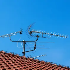 Anteny telewizyjne na dachu. Czy do telewizji internetowej potrzebna jest antena? Nie, ale tradycyjna telewizja naziemna wymaga anteny.