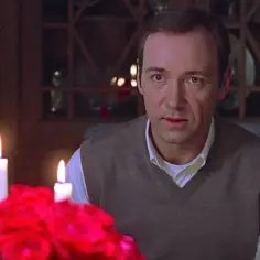 Kevin Spacey w blasku świec, przypominający o jego niezapomnianych rolach w filmach, serialach i programach.
