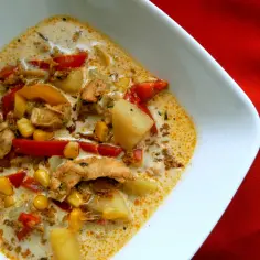 Pyszna, kremowa zupa gyros Ani Gotuję z kurczakiem, ziemniakami, papryką i kukurydzą.