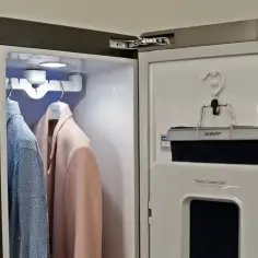 Szafa parowa LG Styler z wieszakami na koszulę i marynarkę, a także specjalnym klipsem na spodnie. Czy odkażanie ubrań promieniami UV w szafie parowej jest skuteczne?