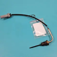 Czujnik temperatury spalin do Opla Insignia, z metalową końcówką i wtyczką.