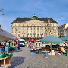 Targowisko w Brnie, gdzie można zobaczyć zabytkowy hotel i fontannę. Idealne miejsce, by poczuć atmosferę miasta i odkryć, co zobaczyć w Brnie.