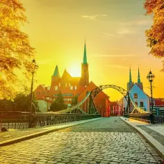 Zachód słońca nad Ostrowem Tumskim we Wrocławiu. Idealne miejsce, gdzie na weekend z Wrocławia.