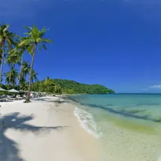 Rajska plaża na wyspie Phu Quoc z palmami, leżakami i turkusową wodą. Idealne miejsce na relaks.