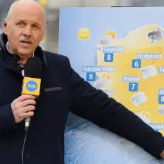 Tomasz Zubilewicz, syn pogody, wskazuje na mapę z prognozą temperatur i opadów dla Polski.