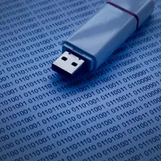 Pendrajw na tle kodu binarnego. Jak przegrać zdjęcia z komputera na pendrajwa? To proste!
