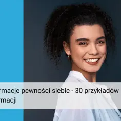 Uśmiechnięta kobieta z kręconymi włosami. Tekst: "Afirmacje pewności siebie - 30 przykładów afirmacji".