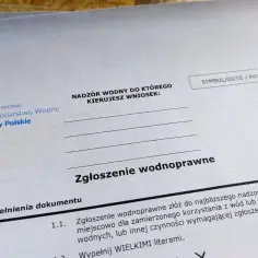 Formularz zgłoszenia wodnoprawnego z logo Wód Polskich. Dokument zawiera instrukcje wypełniania i sekcję na dane nadzoru wodnego.
