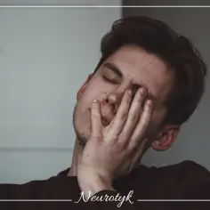 Młody mężczyzna zamyka oczy, zasłaniając twarz dłonią. Czy to oznaka neurotyzmu, czy może zmęczenia intelektualnego?