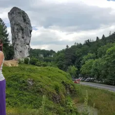 Kobieta w ciąży cieszy się pięknym krajobrazem, szukając inspiracji, gdzie na wakacje w ciąży.