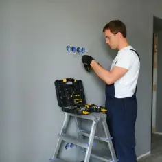 Jak bezpiecznie wyłączyć elektryka w domu – uniknij niebezpieczeństw i błędów