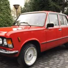 Czerwony Fiat 125p: Ikona polskiej motoryzacji i kultury PRL