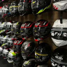 Najlepsze kaski motocyklowe do 1500 PLN – wybierz bezpiecznie i tanio