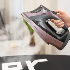 Dobre żelazko Zelmer Prime Steam Pro 3200 z parą w akcji. Szybko i skutecznie wygładza zagniecenia.