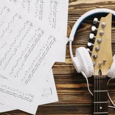 Nutowe zapisy i słuchawki na gitarze. Chcesz znaleźć piosenkę po melodii online?