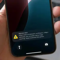 Wykryto ciecz iPhone. Na ekranie telefonu komunikat o wilgoci w złączu ładowania.