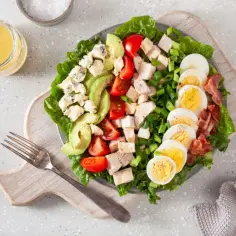 Sałatka z kurczakiem, jajkiem, awokado i serem pleśniowym – idealna na dietę niskowęglowodanową.