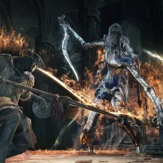 Trzech wojowników walczy w płonącym kościele, typowym dla gier od FromSoftware. Jeden z nich dzierży świetlisty miecz, inny atakuje błyskawicami.